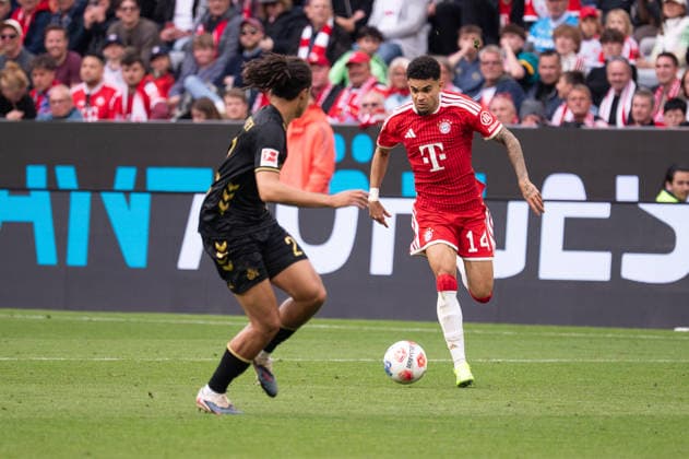 GER, Bayern, Muenchen, Fussball, FC Bayern Muenchen - 1. FC Koeln, in der Allianz Arena, Muenchen, Bundesliga, 34. Spieltag, 16.05.26, v.l. Jahmai Simpson Pusey (1. FC Koeln, 22), Luis Diaz (FC Bayern Muenchen, 14), Stuermer im Angriff, DFL DFB regulations prohibit any use of photographs as image sequences and or quasi-video, Copyright: HMB-Media MichaelxNibel
