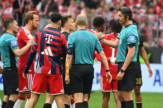 Schiedsrichter Deniz AYTEKIN in seinem letzten Spiel -wird von Spielern verabschiedet.. Fussball 1. Bundesliga Saison 2025 2026, 34.Spieltag, Spieltag34 FC Bayern Muenchen - 1.FC Koeln 5-1 am 16.05.2026 , A L L I A N Z A R E N A.