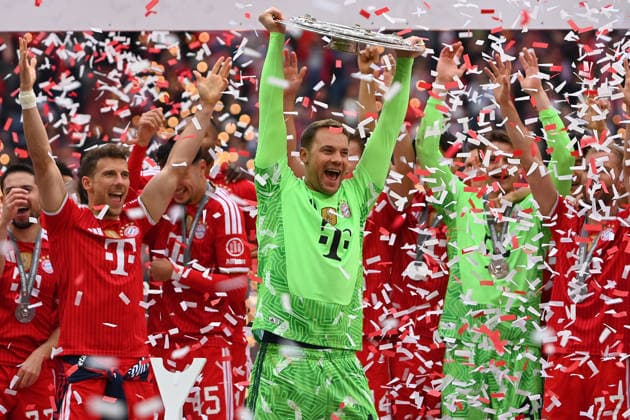 Teamfoto,Team,Mannschaft,Mannschaftsfoto, Manuel NEUER (Torwart Bayern Muenchen), mit Meisterschale,Schale,Pokal,Cup,Trophaee Siegerehrung. Fussball 1. Bundesliga Saison 2025 2026, 34.Spieltag, Spieltag34 FC Bayern Muenchen - 1.FC Koeln 5-1 am 16.05.2026 , A L L I A N Z A R E N A.