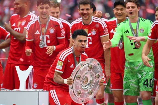 Teamfoto,Team,Mannschaft,Mannschaftsfoto, Luis DIAZ (Bayern Muenchen) mit Meisterschale,Schale,Pokal,Cup,Trophaee Siegerehrung. Fussball 1. Bundesliga Saison 2025 2026, 34.Spieltag, Spieltag34 FC Bayern Muenchen - 1.FC Koeln 5-1 am 16.05.2026 , A L L I A N Z A R E N A.