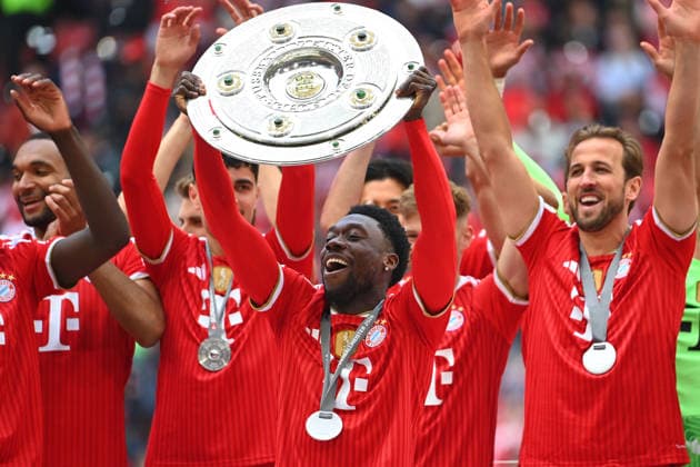 Teamfoto,Team,Mannschaft,Mannschaftsfoto, Alphonso DAVIES (Bayern Muenchen) mit Meisterschale,Schale,Pokal,Cup,Trophaee Siegerehrung. Fussball 1. Bundesliga Saison 2025 2026, 34.Spieltag, Spieltag34 FC Bayern Muenchen - 1.FC Koeln 5-1 am 16.05.2026 , A L L I A N Z A R E N A.