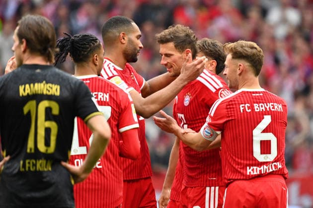 Leon GORETZKA (Bayern Muenchen) wird vor Auswechslung von Jonathan TAH (Bayern Muenchen),Joshua KIMMICH (Bayern Muenchen) und Michael OLISE (Bayern Muenchen) verabschiedet. Fussball 1. Bundesliga Saison 2025 2026, 34.Spieltag, Spieltag34 FC Bayern Muenchen - 1.FC Koeln 5-1 am 16.05.2026 , A L L I A N Z A R E N A.