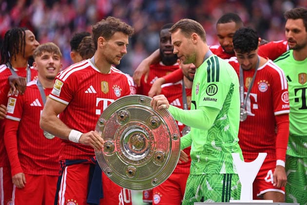 Manuel NEUER (Torwart Bayern Muenchen), gibt Leon GORETZKA (Bayern Muenchen) die Meisterschale,Schale,Pokal,Cup,Trophaee bei Siegerehrung. Fussball 1. Bundesliga Saison 2025 2026, 34.Spieltag, Spieltag34 FC Bayern Muenchen - 1.FC Koeln 5-1 am 16.05.2026 , A L L I A N Z A R E N A.