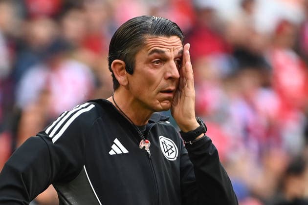 Schiedsrichter Deniz AYTEKIN weint vor seinem letzten Spiel und hat Traenen in den Augen. Fussball 1. Bundesliga Saison 2025 2026, 34.Spieltag, Spieltag34 FC Bayern Muenchen - 1.FC Koeln 5-1 am 16.05.2026 , A L L I A N Z A R E N A.