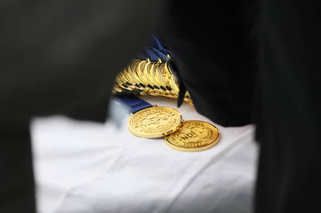 Fußball Regionalliga Nordost: 1. FC Lok Leipzig - 1. FC Magdeburg II; 16.05.2026 Die Meisterschaftsmedaillen der Regionalliga Nordost, NOFV. Symbolbild, Feature. Fußball, Regionalliga Nordost, Saison 2025 2026, 34. Spieltag: 1. FC Lok Leipzig vs. 1. FC Magdeburg II am 16.05.2026 im Bruno-Plache-Stadion, Leipzig. Copyright: xBEAUTIFULxSPORTS JanxKaeferx