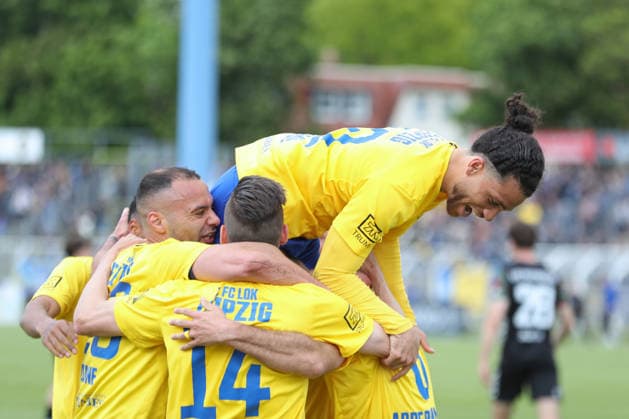 Fußball Regionalliga Nordost: 1. FC Lok Leipzig - 1. FC Magdeburg II; 16.05.2026 Malik McLemore (10, Lok Leipzig) beim Tor-Jubel obenauf. Fußball, Regionalliga Nordost, Saison 2025 2026, 34. Spieltag: 1. FC Lok Leipzig vs. 1. FC Magdeburg II am 16.05.2026 im Bruno-Plache-Stadion, Leipzig. Copyright: xBEAUTIFULxSPORTS JanxKaeferx