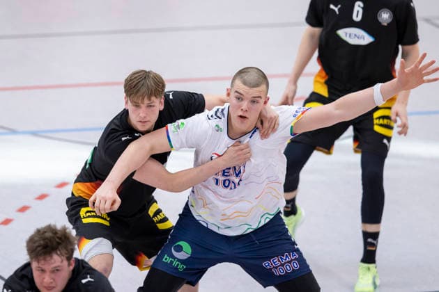 Länderspiel Handball: Deutschland U20 21m vs. Norwegen U20 21m; Erfurt; 16.05.2026 Noah Hensen ( 15; Deutschland U20 21m) gegen Alexander Loke Gautestad ( 34; Norwegen U20 21m) Länderspiel Handball: Deutschland U20 21m vs. Norwegen U20 21m; Riethsporthalle Erfurt; 16.05.2026 Copyright: xBEAUTIFULxSPORTS Duehringx