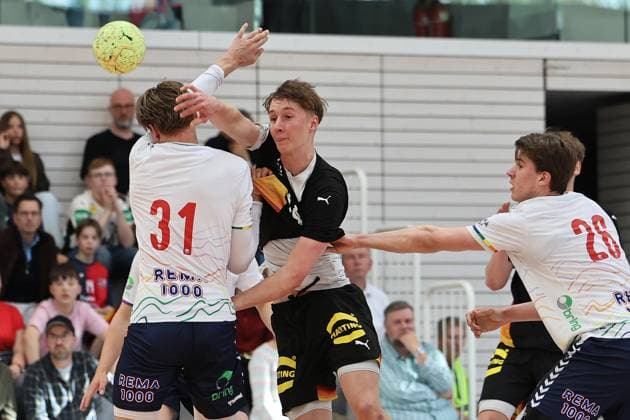 GER, Handball, U20 Deutschland vs U20 Norwegen, maennlich 16.05.2026, Erfurt, Riethsporthalle, GER, Handball, Testspiel im Rahmen der Vorbereitungen auf die U20 Europameisterschaft U20 Nationalmannschaft maennlich U20 Deutschland - U20 Norwegen im Bild Caspar Gauer (Deutschland) gegen Amandus Vatnedal (Norwegen)