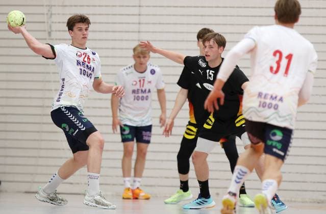 GER, Handball, U20 Deutschland vs U20 Norwegen, maennlich 16.05.2026, Erfurt, Riethsporthalle, GER, Handball, Testspiel im Rahmen der Vorbereitungen auf die U20 Europameisterschaft U20 Nationalmannschaft maennlich U20 Deutschland - U20 Norwegen im Bild Vetle Mellemstrand Bore (Norwegen) am Ball, rechts Noah Hensen (Deutschland)