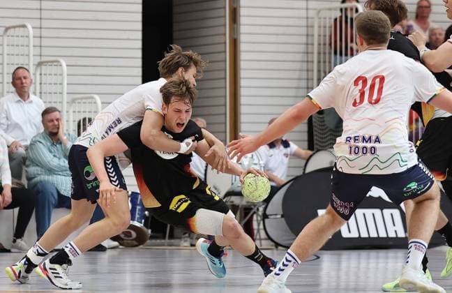 GER, Handball, U20 Deutschland vs U20 Norwegen, maennlich 16.05.2026, Erfurt, Riethsporthalle, GER, Handball, Testspiel im Rahmen der Vorbereitungen auf die U20 Europameisterschaft U20 Nationalmannschaft maennlich U20 Deutschland - U20 Norwegen im Bild Noah Hensen (Deutschland) gegen Christopher Robin Gyve (Norwegen)