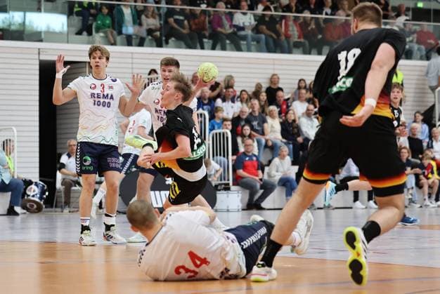 GER, Handball, U20 Deutschland vs U20 Norwegen, maennlich 16.05.2026, Erfurt, Riethsporthalle, GER, Handball, Testspiel im Rahmen der Vorbereitungen auf die U20 Europameisterschaft U20 Nationalmannschaft maennlich U20 Deutschland - U20 Norwegen im Bild Caspar Gauer (Deutschland) wirft, Christopher Robin Gyve (Norwegen) und Jesper Dolva (Norwegen) dahinter