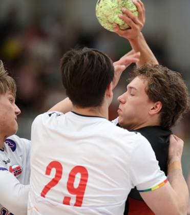 GER, Handball, U20 Deutschland vs U20 Norwegen, maennlich 16.05.2026, Erfurt, Riethsporthalle, GER, Handball, Testspiel im Rahmen der Vorbereitungen auf die U20 Europameisterschaft U20 Nationalmannschaft maennlich U20 Deutschland - U20 Norwegen im Bild Tom Koschek (Deutschland) in Bedraengnis