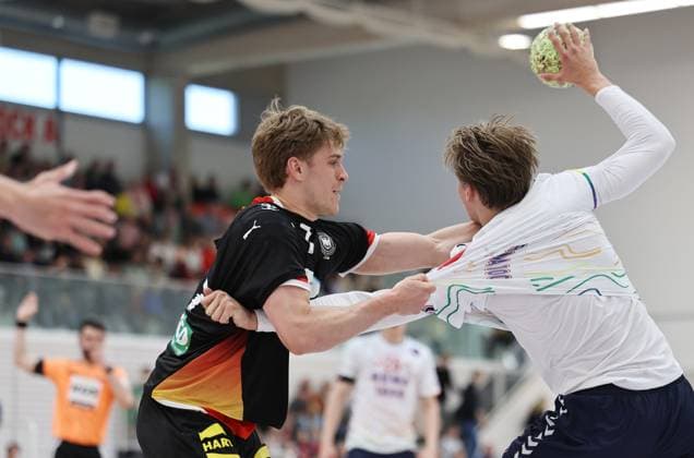 GER, Handball, U20 Deutschland vs U20 Norwegen, maennlich 16.05.2026, Erfurt, Riethsporthalle, GER, Handball, Testspiel im Rahmen der Vorbereitungen auf die U20 Europameisterschaft U20 Nationalmannschaft maennlich U20 Deutschland - U20 Norwegen im Bild Leonard Zink (Deutschland) gegen Amandus Vatnedal (Norwegen)