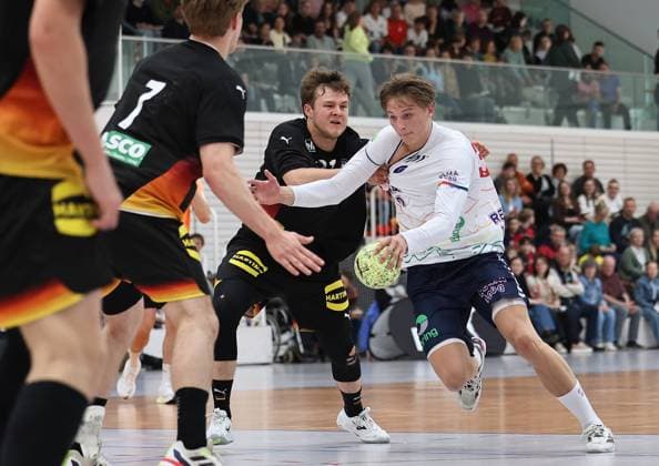 GER, Handball, U20 Deutschland vs U20 Norwegen, maennlich 16.05.2026, Erfurt, Riethsporthalle, GER, Handball, Testspiel im Rahmen der Vorbereitungen auf die U20 Europameisterschaft U20 Nationalmannschaft maennlich U20 Deutschland - U20 Norwegen im Bild Bennet Strobel (Deutschland) gegen Amandus Vatnedal (Norwegen)
