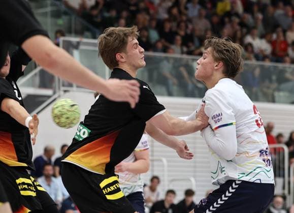 GER, Handball, U20 Deutschland vs U20 Norwegen, maennlich 16.05.2026, Erfurt, Riethsporthalle, GER, Handball, Testspiel im Rahmen der Vorbereitungen auf die U20 Europameisterschaft U20 Nationalmannschaft maennlich U20 Deutschland - U20 Norwegen im Bild Leonard Zink (Deutschland) gegen Amandus Vatnedal (Norwegen)