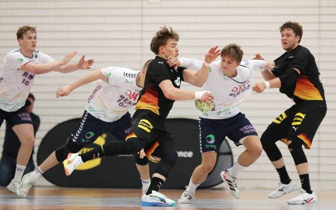 GER, Handball, U20 Deutschland vs U20 Norwegen, maennlich 16.05.2026, Erfurt, Riethsporthalle, GER, Handball, Testspiel im Rahmen der Vorbereitungen auf die U20 Europameisterschaft U20 Nationalmannschaft maennlich U20 Deutschland - U20 Norwegen im Bild Johan Hinrich Rohwer (Deutschland) und Bennet Strobel (Deutschland) gegen Amandus Vatnedal (Norwegen)