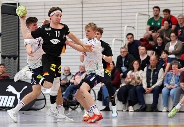 GER, Handball, U20 Deutschland vs U20 Norwegen, maennlich 16.05.2026, Erfurt, Riethsporthalle, GER, Handball, Testspiel im Rahmen der Vorbereitungen auf die U20 Europameisterschaft U20 Nationalmannschaft maennlich U20 Deutschland - U20 Norwegen im Bild Soeren Servos (Deutschland) gegen Jesper Dolva (Norwegen) und Jesper Emblemsvag Ekren (Norwegen)