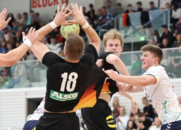 GER, Handball, U20 Deutschland vs U20 Norwegen, maennlich 16.05.2026, Erfurt, Riethsporthalle, GER, Handball, Testspiel im Rahmen der Vorbereitungen auf die U20 Europameisterschaft U20 Nationalmannschaft maennlich U20 Deutschland - U20 Norwegen im Bild William Reichardt (Deutschland) gegen Jesper Dolva (Norwegen)