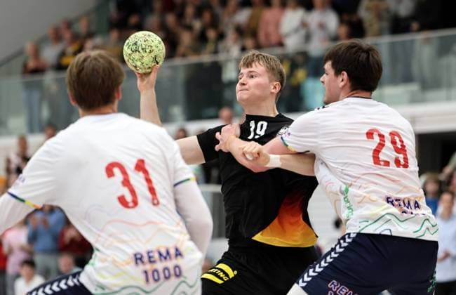 GER, Handball, U20 Deutschland vs U20 Norwegen, maennlich 16.05.2026, Erfurt, Riethsporthalle, GER, Handball, Testspiel im Rahmen der Vorbereitungen auf die U20 Europameisterschaft U20 Nationalmannschaft maennlich U20 Deutschland - U20 Norwegen im Bild Linus Schmid (Deutschland) gegen Gaston Rene Jean-Marie Denichou (Norwegen)