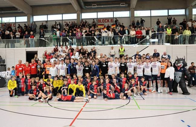 GER, Handball, U20 Deutschland vs U20 Norwegen, maennlich 16.05.2026, Erfurt, Riethsporthalle, GER, Handball, Testspiel im Rahmen der Vorbereitungen auf die U20 Europameisterschaft U20 Nationalmannschaft maennlich U20 Deutschland - U20 Norwegen im Bild Gruppenbild beider Mannschaften, dem Handballnachwuchs der Woelfe Erfurt und den Fans nach dem Spiel