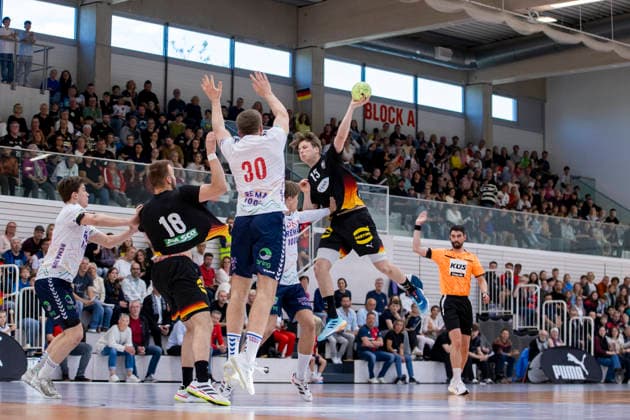 Länderspiel Handball: Deutschland U20 21m vs. Norwegen U20 21m; Erfurt; 16.05.2026 Noah Hensen ( 15; Deutschland U20 21m) gegen Amandus Vatnedal ( 31; Norwegen U20 21m) Länderspiel Handball: Deutschland U20 21m vs. Norwegen U20 21m; Riethsporthalle Erfurt; 16.05.2026 Copyright: xBEAUTIFULxSPORTS Duehringx