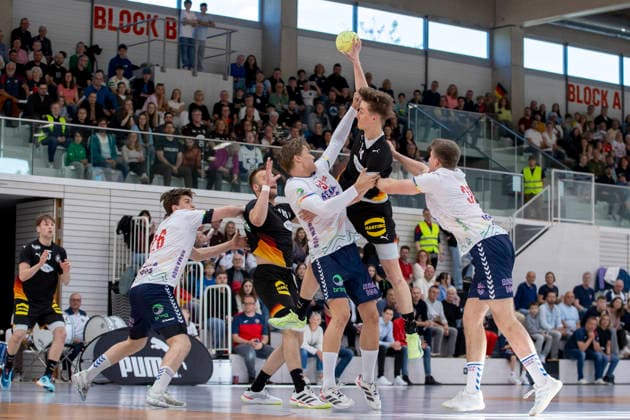 Länderspiel Handball: Deutschland U20 21m vs. Norwegen U20 21m; Erfurt; 16.05.2026 Caspar Gauer ( 14; Deutschland U20 21m) gegen Amandus Vatnedal ( 31; Norwegen U20 21m) (links) und Jesper Dolva ( 30; Norwegen U20 21m) (rechts) Länderspiel Handball: Deutschland U20 21m vs. Norwegen U20 21m; Riethsporthalle Erfurt; 16.05.2026 Copyright: xBEAUTIFULxSPORTS Duehringx
