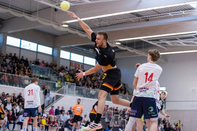Länderspiel Handball: Deutschland U20 21m vs. Norwegen U20 21m; Erfurt; 16.05.2026 Tim Schröder ( 18; Deutschland U20 21m) gegen Hlini Snaer Birgisson ( 14; Norwegen U20 21m) Länderspiel Handball: Deutschland U20 21m vs. Norwegen U20 21m; Riethsporthalle Erfurt; 16.05.2026 Copyright: xBEAUTIFULxSPORTS Duehringx