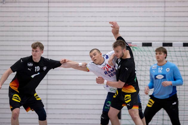 Länderspiel Handball: Deutschland U20 21m vs. Norwegen U20 21m; Erfurt; 16.05.2026 Alexander Loke Gautestad ( 34; Norwegen U20 21m) gegen Linus Schmid ( 19; Deutschland U20 21m) (links) und Tim Schröder ( 18; Deutschland U20 21m) (rechts) Länderspiel Handball: Deutschland U20 21m vs. Norwegen U20 21m; Riethsporthalle Erfurt; 16.05.2026 Copyright: xBEAUTIFULxSPORTS Duehringx