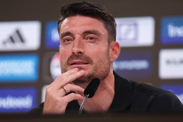 Fußball 1. Bundesliga - Eintracht Frankfurt - VfB Stuttgart am 16.05.2026 im Deutsche Bank Park in Frankfurt Trainer Albert Riera (Frankfurt) nachdenklich auf der Pressekonferenz *** Soccer 1 Bundesliga Eintracht Frankfurt VfB Stuttgart on 16 05 2026 at Deutsche Bank Park in Frankfurt Coach Albert Riera Frankfurt thoughtful at the press conference MH