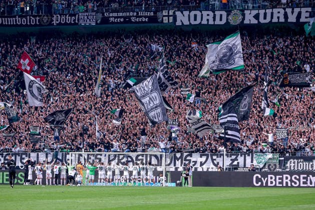 16.05.2026, Fußball, Borussia Mönchengladbach - TSG 1899 Hoffenheim, 1. Fußball Bundesliga, 34.Spieltag, Borussia-Park, Saison 2025 2026: Die Borussia feiert den 4:0 Sieg im Austausch mit den Ultras vor der Nordkurve DFB regulations prohibit any use of photographs as image sequences and or quasi-video. Nordrhein-Westfalen Deutschland