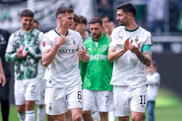 16.05.2026, Fußball, Borussia Mönchengladbach - TSG 1899 Hoffenheim, 1. Fußball Bundesliga, 34.Spieltag, Borussia-Park, Saison 2025 2026: Abschlussjubel nach dem 4:0 Sieg der Borussia, Die Mannschaft feiert den Sieg und bedankt sich bei den Fans für die Unterstützung. Yannik Engelhardt (Borussia Mönchengladbach 06) eben Tim Kleindienst (Borussia Mönchengladbach 11) DFB regulations prohibit any use of photographs as image sequences and or quasi-video. Nordrhein-Westfalen Deutschland