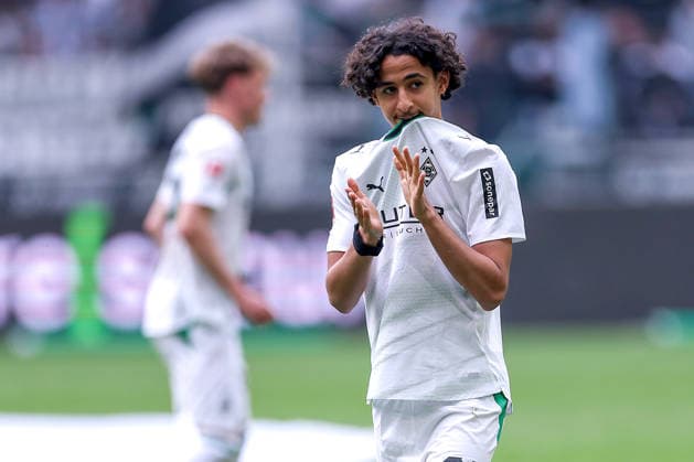16.05.2026, Fußball, Borussia Mönchengladbach - TSG 1899 Hoffenheim, 1. Fußball Bundesliga, 34.Spieltag, Borussia-Park, Saison 2025 2026: Abschlussjubel nach dem 4:0 Sieg der Borussia, Die Mannschaft feiert den Sieg und bedankt sich bei den Fans für die Unterstützung. Wael Mohya (Borussia Mönchengladbach 36) DFB regulations prohibit any use of photographs as image sequences and or quasi-video. Nordrhein-Westfalen Deutschland