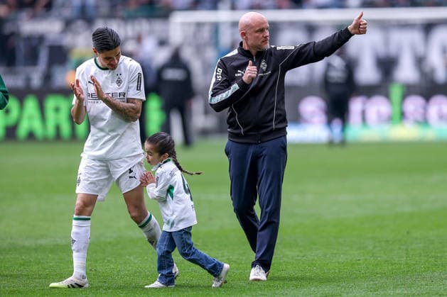 16.05.2026, Fußball, Borussia Mönchengladbach - TSG 1899 Hoffenheim, 1. Fußball Bundesliga, 34.Spieltag, Borussia-Park, Saison 2025 2026: Abschlussjubel nach dem 4:0 Sieg der Borussia, Die Mannschaft feiert den Sieg und bedankt sich bei den Fans für die Unterstützung. Kevin Diks (Borussia Mönchengladbach 04) neben Sportdirektor Rouven Schröder (Borussia Mönchengladbach) DFB regulations prohibit any use of photographs as image sequences and or quasi-video. Nordrhein-Westfalen Deutschland