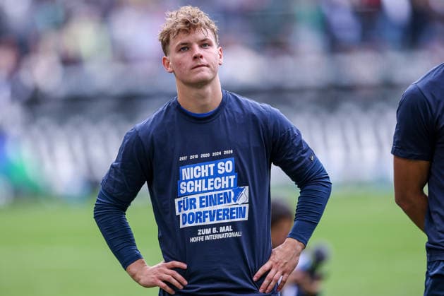 16.05.2026, Fußball, Borussia Mönchengladbach - TSG 1899 Hoffenheim, 1. Fußball Bundesliga, 34.Spieltag, Borussia-Park, Saison 2025 2026: Unzufriedene Gesichter nach der 0:4 Niederlage des TSG Hoffenheim. Die Mannschaft vor den Fans beim Abschlussjubel. Cole Campbell (TSG Hoffenheim 20) DFB regulations prohibit any use of photographs as image sequences and or quasi-video. Nordrhein-Westfalen Deutschland