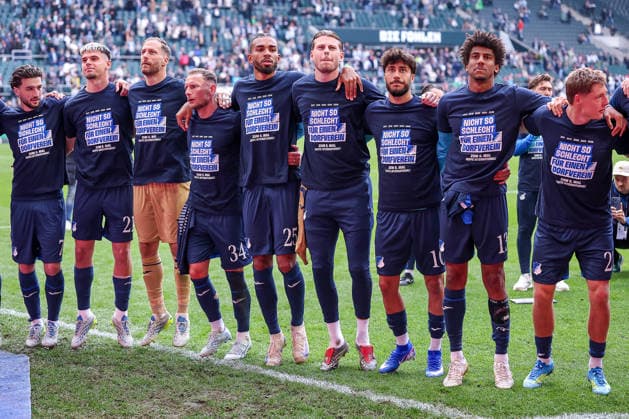 16.05.2026, Fußball, Borussia Mönchengladbach - TSG 1899 Hoffenheim, 1. Fußball Bundesliga, 34.Spieltag, Borussia-Park, Saison 2025 2026: Unzufriedene Gesichter nach der 0:4 Niederlage des TSG Hoffenheim. Die Mannschaft vor den Fans beim Abschlussjubel. Leon Avdullahu (TSG Hoffenheim 07) Albian Hajdari (TSG Hoffenheim 21) Torwart Oliver Baumann (TSG Hoffenheim 01) Vladimir Coufal (TSG Hoffenheim 34) Kevin Akpoguma (TSG Hoffenheim 25) Torwart Luca Philipp (TSG Hoffenheim 37) Muhammed Damar (TSG Hoffenheim 10) Bernardo (TSG Hoffenheim 13) Alexander Prass (TSG Hoffenheim 22) DFB regulations prohibit any use of photographs as image sequences and or quasi-video. Nordrhein-Westfalen Deutschland