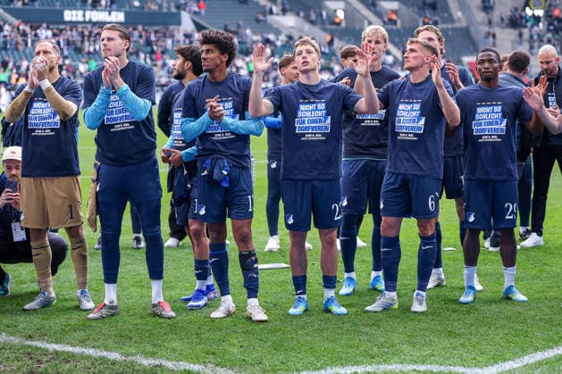 16.05.2026, Fußball, Borussia Mönchengladbach - TSG 1899 Hoffenheim, 1. Fußball Bundesliga, 34.Spieltag, Borussia-Park, Saison 2025 2026: Unzufriedene Gesichter nach der 0:4 Niederlage des TSG Hoffenheim. Die Mannschaft vor den Fans beim Abschlussjubel. Torwart Oliver Baumann (TSG Hoffenheim 01) Torwart Luca Philipp (TSG Hoffenheim 37) Bernardo (TSG Hoffenheim 13) Adam Hlozek (TSG Hoffenheim 23) Grischa Prömel (TSG Hoffenheim 06) Bazoumana Toure (TSG Hoffenheim 29) DFB regulations prohibit any use of photographs as image sequences and or quasi-video. Nordrhein-Westfalen Deutschland