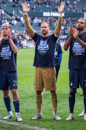 16.05.2026, Fußball, Borussia Mönchengladbach - TSG 1899 Hoffenheim, 1. Fußball Bundesliga, 34.Spieltag, Borussia-Park, Saison 2025 2026: Unzufriedene Gesichter nach der 0:4 Niederlage des TSG Hoffenheim. Die Mannschaft vor den Fans beim Abschlussjubel. Torwart Oliver Baumann (TSG Hoffenheim 01) DFB regulations prohibit any use of photographs as image sequences and or quasi-video. Nordrhein-Westfalen Deutschland