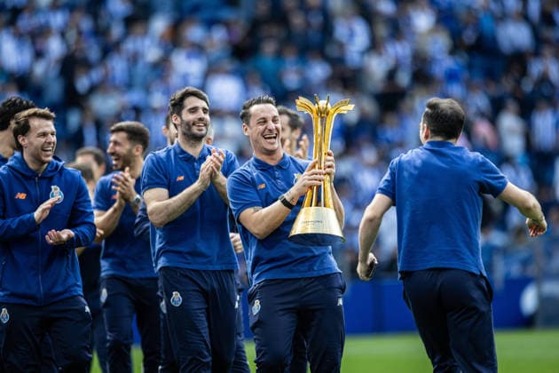 May 16, 2026, Porto, Porto, Portugal: FC Porto s Hockey team celebrating the WSE Champions League trophy during the halftime of Liga Portugal Betclic 25 26 match between FC Porto and Santa Clara at Estadio do Dragao on May 16 2026, in Porto, Portugal. Soccer 2026: Porto X Santa Clara  - ZUMAa269 20260516_zsp_a269_066 Copyright: xSandroxAlemaox