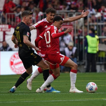 Fussball, 1.BL 2025 2026, FC Bayern München vs 1.FC Köln 16.05.2026 , Allianzarena München Marius Bülter fC Köln, Jamal Musiala FC Bayern München , Trikot festhalten