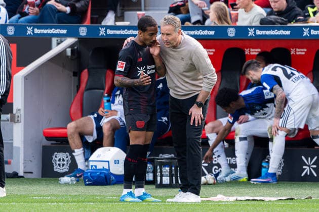 Leverkusen, Deutschland 16. Mai 2026: 1. BL - 2025 2026 - Sp. 34 - Bayer 04 Leverkusen gegen Hamburger SV Im Bild: v.li. Arthur (LEV) und Trainer Kasper Hjulmand (LEV) sprechen DFL DFB regulations prohibit any use of photographs as image sequences and or quasi-video BayArena Nordrhein Westfalen Copyright: xFotostandx xKruczynskix