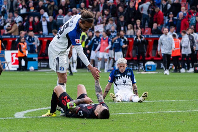 Leverkusen, Deutschland 16. Mai 2026: 1. BL - 2025 2026 - Sp. 34 - Bayer 04 Leverkusen gegen Hamburger SV Im Bild: v.li. Yussuf Poulsen (HSV), Alejandro Grimaldo (LEV) und Albert Gronbaek (HSV) sind unzufrieden auf dem Spielfeld. DFL DFB regulations prohibit any use of photographs as image sequences and or quasi-video BayArena Nordrhein Westfalen Copyright: xFotostandx xKruczynskix