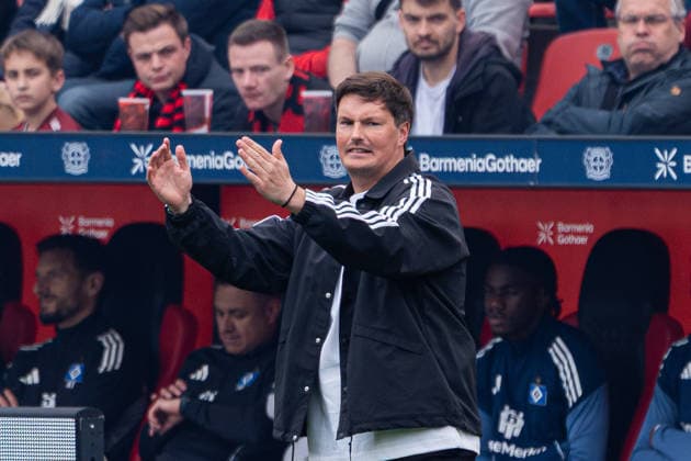 Leverkusen, Deutschland 16. Mai 2026: 1. BL - 2025 2026 - Sp. 34 - Bayer 04 Leverkusen gegen Hamburger SV Im Bild: Trainer Merlin Polzin (HSV) gestikuliert auf dem Spielfeld. DFL DFB regulations prohibit any use of photographs as image sequences and or quasi-video BayArena Nordrhein Westfalen Copyright: xFotostandx xKruczynskix