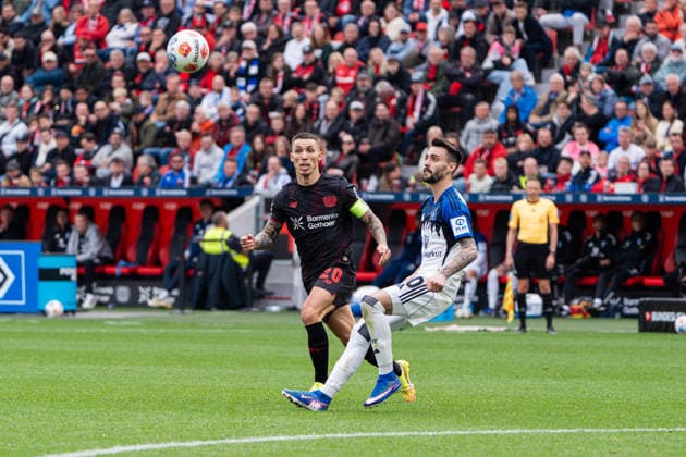 Leverkusen, Deutschland 16. Mai 2026: 1. BL - 2025 2026 - Sp. 34 - Bayer 04 Leverkusen gegen Hamburger SV Im Bild: v. li. im Zweikampf Alejandro Grimaldo (LEV) und Fabio Vieira (HSV) DFL DFB regulations prohibit any use of photographs as image sequences and or quasi-video BayArena Nordrhein Westfalen Copyright: xFotostandx xKruczynskix