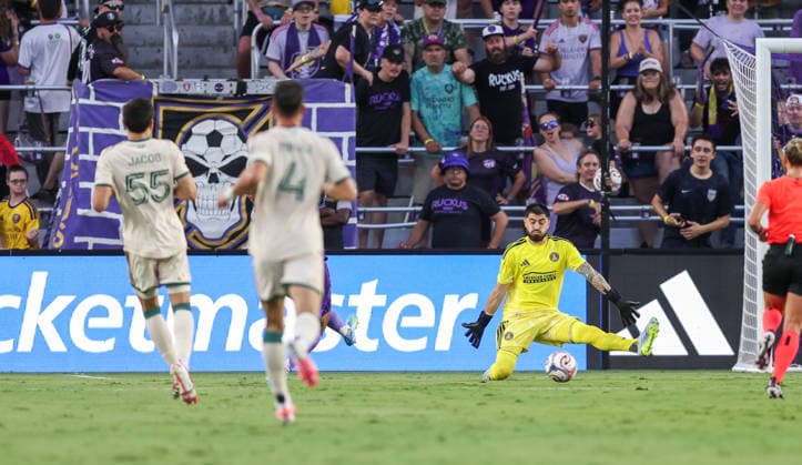 May 16, 2026, U.S.: Atlanta United goalkeeper LUCAS HOYOS (1) saves a shot of goal against Orlando City SC. The Orlando City Soccer Club hosted Atlanta United at Inter&Co Stadium in Orlando, FL. MLS, Fussball Herren, USA 2026: Atlanta United FC Vs Orlando City Soccer Club  - ZUMAm299 20260516_znp_m299_005 Copyright: xTaylorxMcFeex
