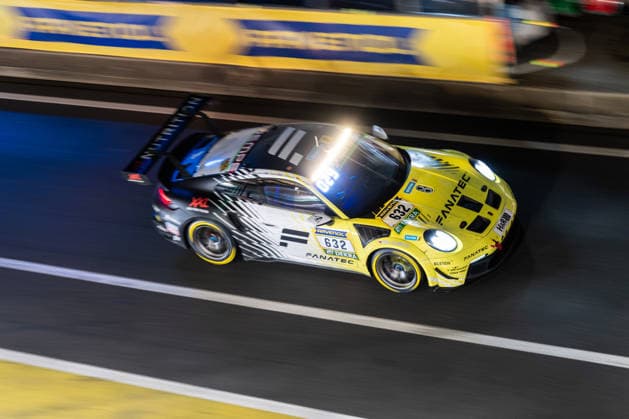 Der Porsche 911 GT3 Cup (992.1) mit der Startnummer 637 vom Team BLACK FALCON Team FANATEC mit den Fahrern Jimmy Broadbent, Steve Brown, Misha Charoudin und Manuel Metzger fährt während des 24h Rennens bei Nacht in der Boxengasse auf der Grand-Prix-Strecke des Nürburgrings. Nürburg Rheinland-Pfalz Deutschland