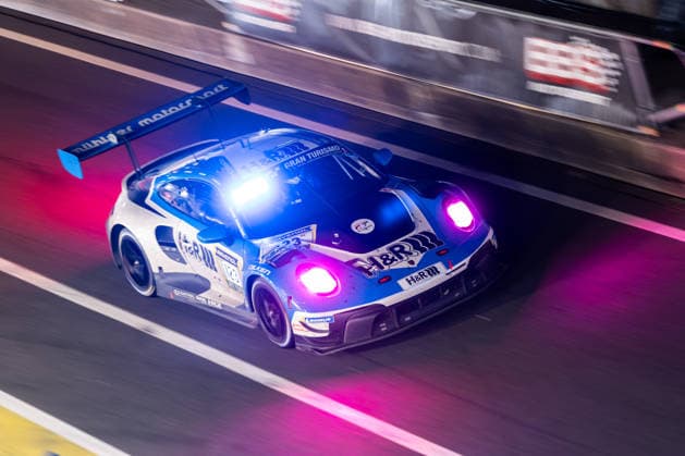 Der Porsche 911 GT3 R (992) Evo26 mit der Startnummer 123 vom Team Mühlner Motorsport powered by H&R mit den Fahrern Martin Rump und Ben Bünnagel fährt während des 24h Rennens bei Nacht in der Boxengasse auf der Grand-Prix-Strecke des Nürburgrings. Nürburg Rheinland-Pfalz Deutschland