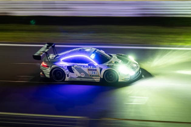 Der Porsche 911 GT3 R (992) Evo26 mit der Startnummer 24 vom Team Lionspeed GP mit den Fahrern Laurin Heinrich, Laurens Vanthoor und Ricardo Feller fährt während des 24h Rennens bei Nacht auf der Grand-Prix-Strecke des Nürburgrings. Nürburg Rheinland-Pfalz Deutschland
