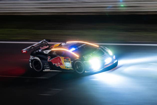 Der Lamborghini Huracan GT3 EVO2 mit der Startnummer 84 vom Team Red Bull Team ABT mit den Fahrern Luca Engstler, Mirko Bortolotti und Patric Niederhauser fährt während des 24h Rennens bei Nacht auf der Grand-Prix-Strecke des Nürburgrings. Nürburg Rheinland-Pfalz Deutschland