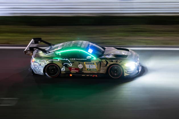 Der Ford Mustang GT3 EVO (2026) mit der Startnummer 67 vom Team HRT Ford Racing mit den Fahrern Frank Dennis Olsen, Christopher Mies, Frederic Vervisch und Frank Stippler fährt während des 24h Rennens bei Nacht auf der Grand-Prix-Strecke des Nürburgrings. Nürburg Rheinland-Pfalz Deutschland