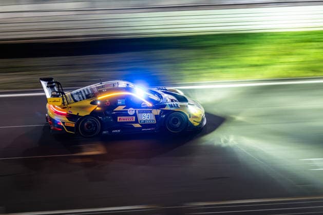 Der Porsche 911 GT3 R (992) Evo26 mit der Startnummer 54 vom Team Dinamic GT mit den Fahrern Bastian Buß, Michael Klitgaard Christensen, Joel Sturm und Loek Hartog fährt während des 24h Rennens bei Nacht auf der Grand-Prix-Strecke des Nürburgrings. Nürburg Rheinland-Pfalz Deutschland